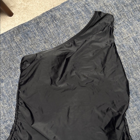 Elegant Black One-Shoulder Swimsuit - Picture 2 of 3